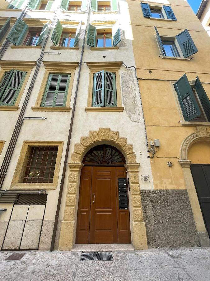 Magnolia Home - Piazza Delle Erbe Vérone Extérieur photo